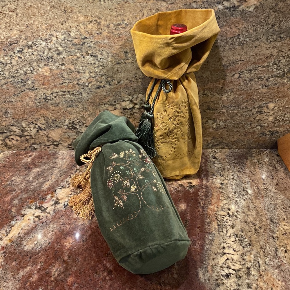 2) Pottery Barn ‘Bottle Holder’ Bag/Tote + tassel ties, Matching Gold/Green, NWT
